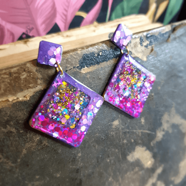 Boucles d'oreilles géométriques violettes , légères et scintillantes,  en résine 
