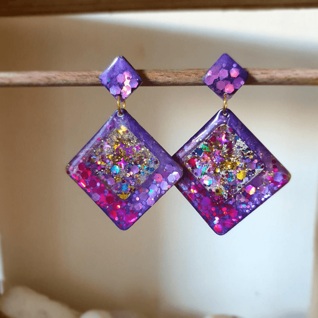 Boucles d'oreilles géométriques violettes , légères et scintillantes,  en résine 
