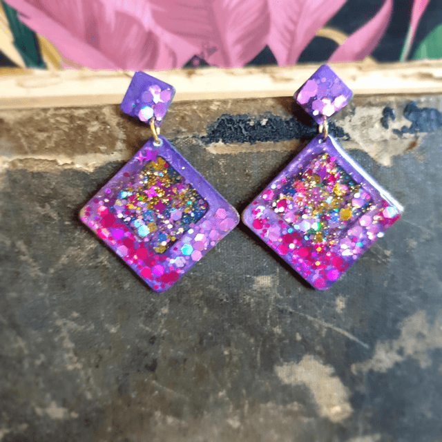 Boucles d&#039;oreilles géométriques violettes , légères et scintillantes,  en résine 